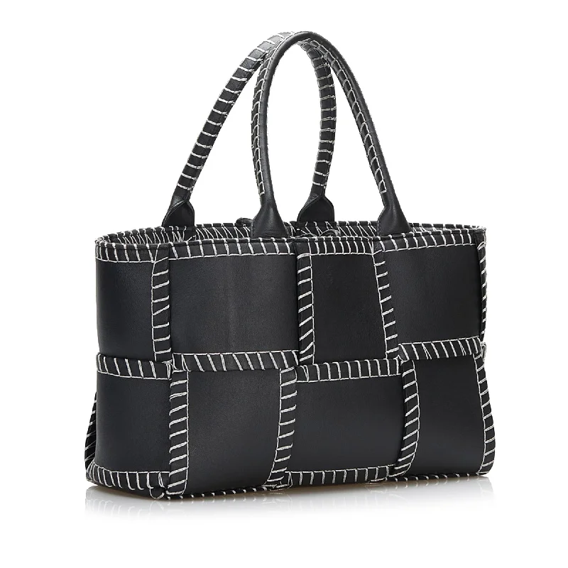 Bottega Veneta bags with ribbed texturesBottega Veneta Small Intrecciato Topstitch Arco (SHG-6kjKTp)