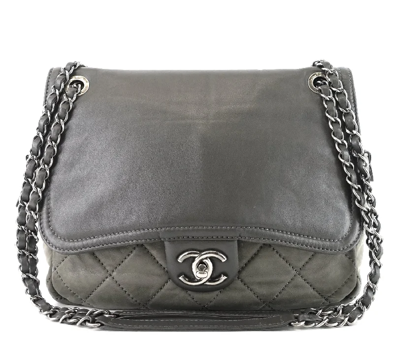 Chanel Lightweight Handbag for Daily ErrandsCC Flap Quilted Leather Bag