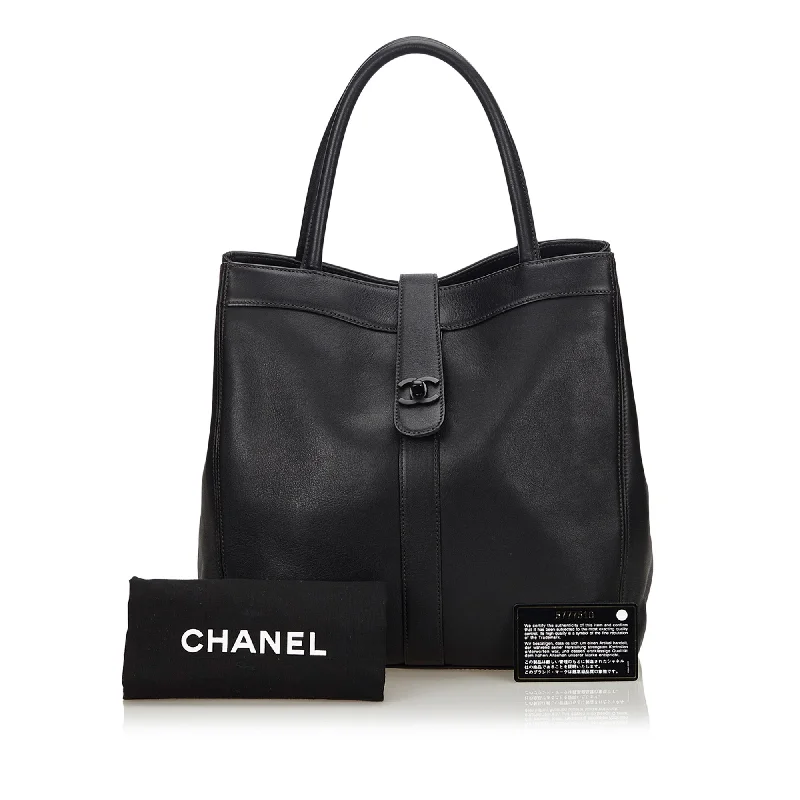 Chanel Lightweight Handbag for Daily ErrandsLeather Tote Bag