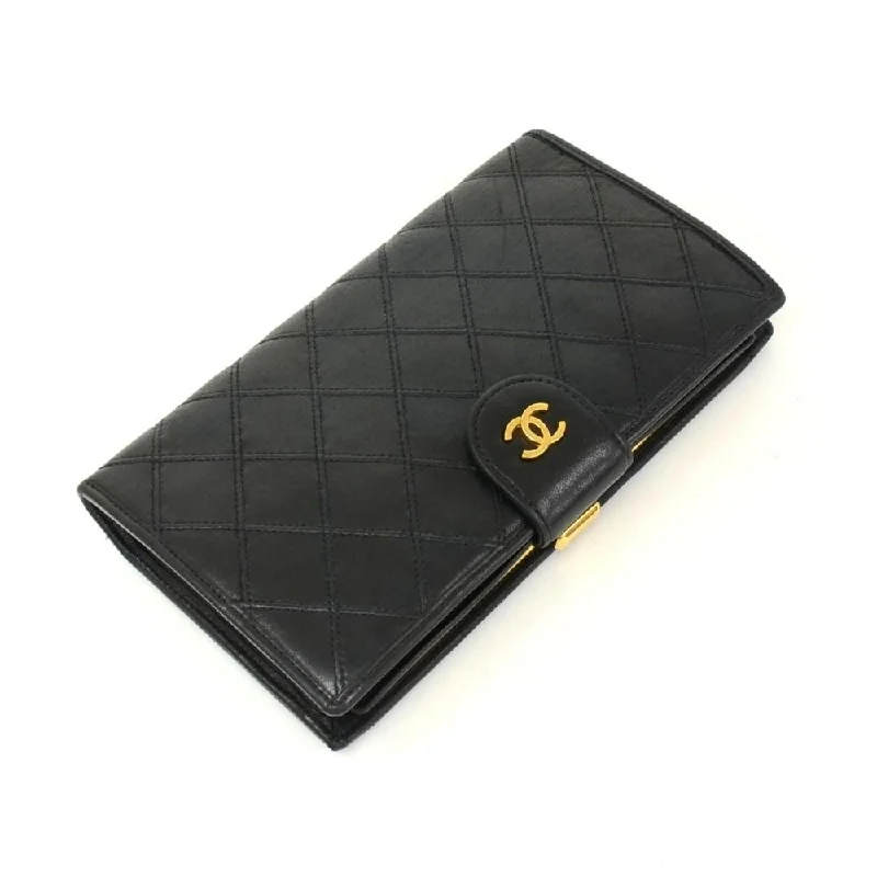 Chanel Lightweight Handbag for Daily ErrandsQuilted Leather Wallet