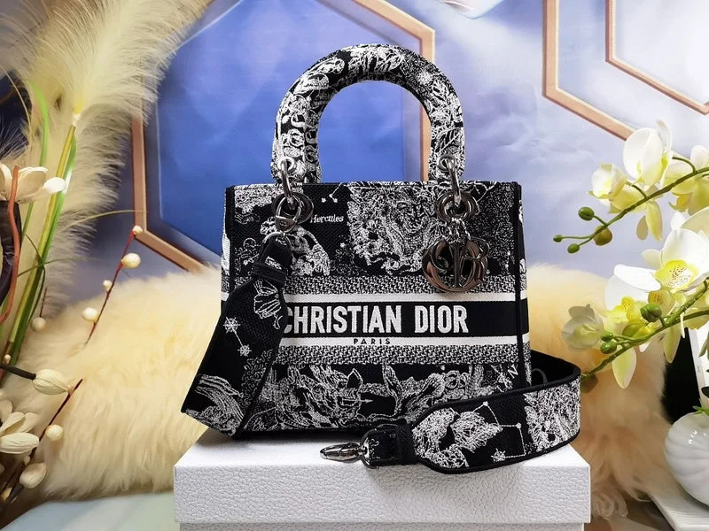 Fashion - forward Christian Dior tote bags for the modern womanChristian Dior  Bags - 3733